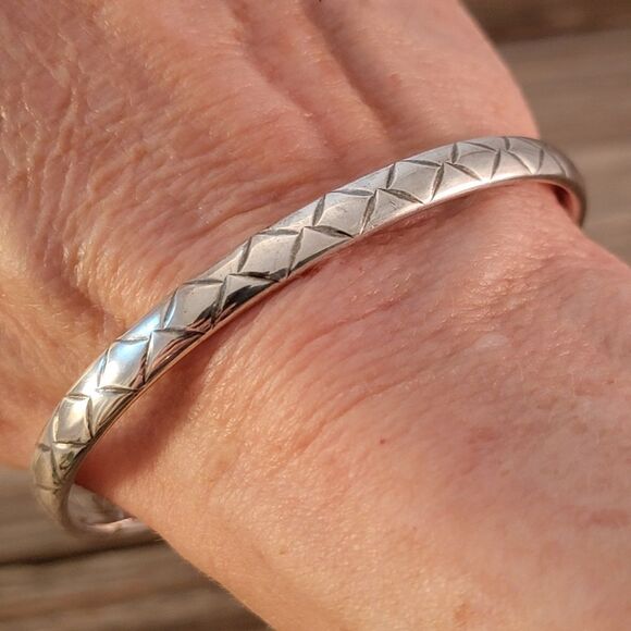 Twist On Organic Diamond Pattern Oval Sterling Silver Bangle Bracelet - Picture 2 of 8